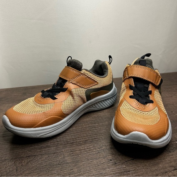 All In Motion Kids Tan and Black Sneakers Size 3 - Picture 2 of 6